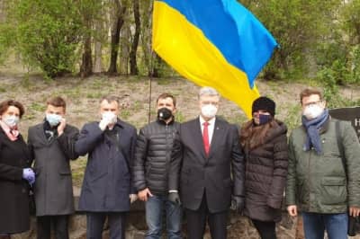 Депутати "Європейської Солідарності" відновили державний прапор над пам’ятним знаком Сергію Нігояну