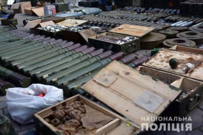 Оружие в бывшем лагере возле Волновахи
