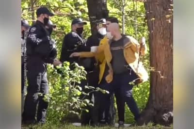 Поліцейський відтягує журналіста Богдана Кутєпова 
