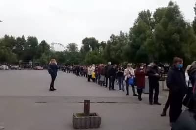 Очередь из желающих проехать общественным транспортом