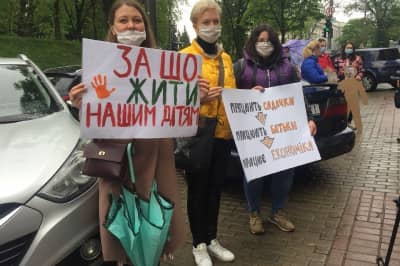 Родители устроили акцию протеста из-за закрытых детсадов