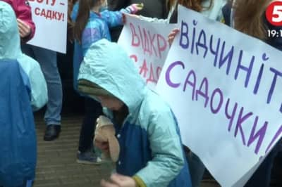 Акція під будинком уряду