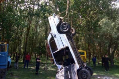 Автомобиль въехал в реку