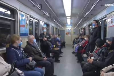 пасажири метро у масках