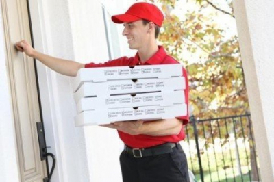 Кур'єр із піцою