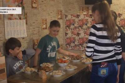 Родина за обідом