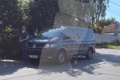 Невідомі автомобілі біля дому Порошенка