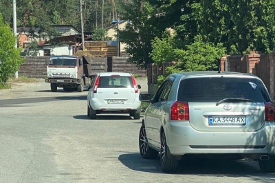 Невідомі автомобілі біля дому Порошенка