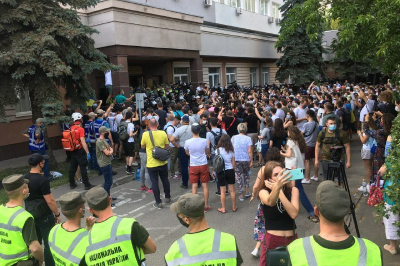 прихильники Стерненка біля суду