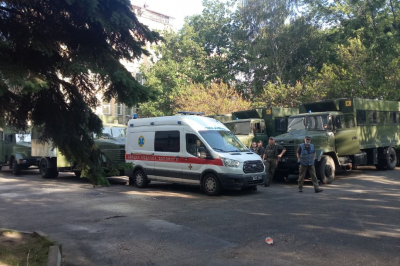 Правоохранители возле суда
