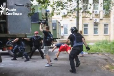Силовики побили активістів біля Шевченківського райсуду