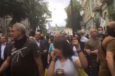 Колонна в поддержку Петра Порошенко двинулась к ОП