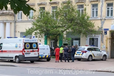 Полиция расследует падение женщины с ребенком