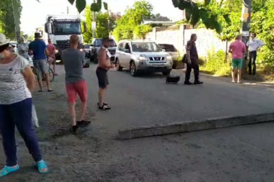 На Русановских садах блокируют улицу