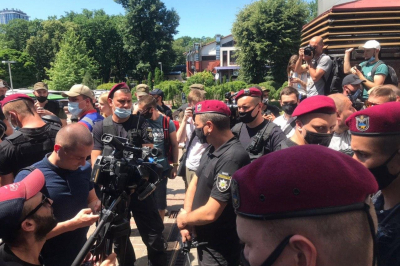 Под судом по делу Стерненко конфликт с журналистами ZIK