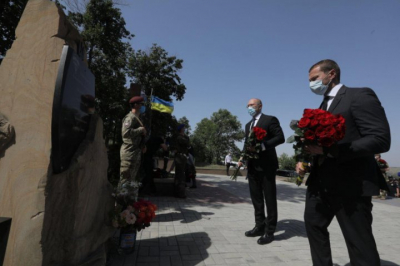 Покладання квітів