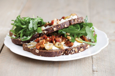 Сендвіч з в'яленими помідорами і сиром