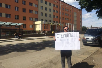 В Черновцах, куда должен приехать президент, сорвали одиночный пикет