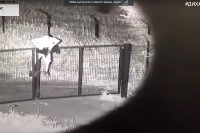 Мужчина перелезает границу