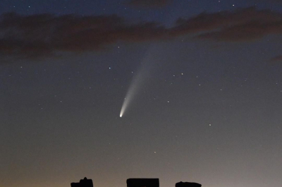 Комета Neowise над Стоунхенджем