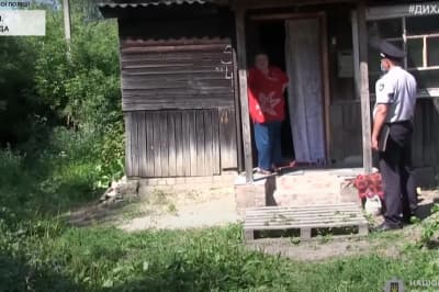 Жительница сум и полицейский
