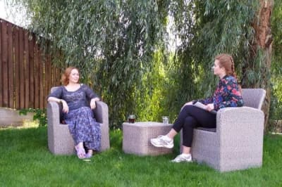 Волонтер Юлія Кузьменко дає інтерв'ю журналістці Валерії Павленко