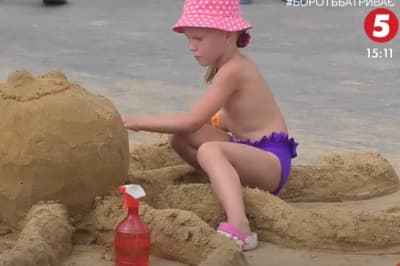 Дитина на пляжі