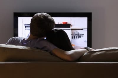 Пара дивиться телевізор