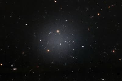Ультрадифузна галактика NGC 1052-DF2
