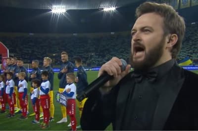 Дзідзьо виконує Гімн України