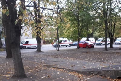 Черга зі швидких з хворими на COVID-19