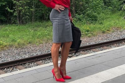 Чоловік у спідниці на підборах