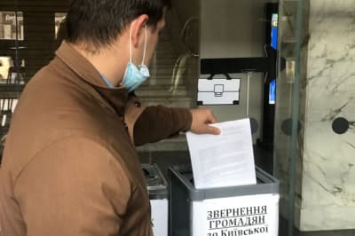 Мешканці зруйнованого будинку на Позняках прийшли до КМДА