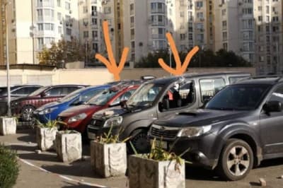 На Оболоні на автівки з 16-го поверху будинку впали будматеріали