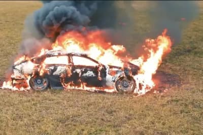 Російський блогер спалив свій Мерседес