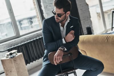 Мужчина в костюме 