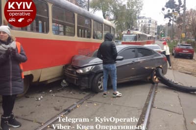 В Киеве Hyundai въехал в трамвай