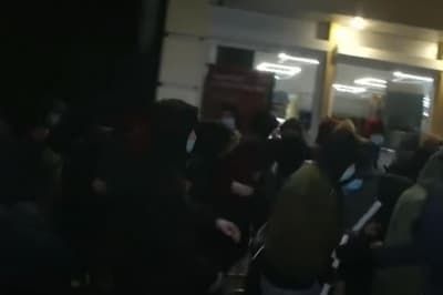Молодые люди под домом Порошенко