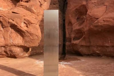 Таємнича стела в пустелі