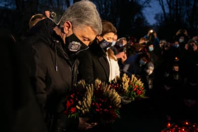 Порошенко разом з дружиною запалив свічку пам'яті біля меморіалу Голодомору