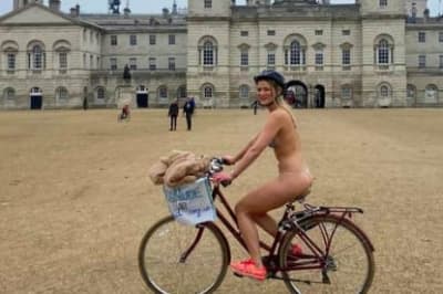 Гола дівчина