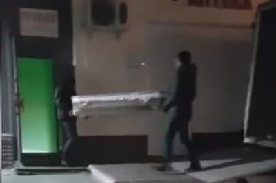 Заносять труну в будинок