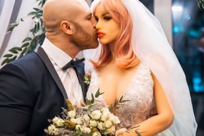 Мужчина с секс-куклой