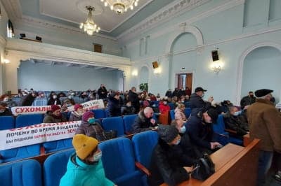 Протестующие в здании облсовета