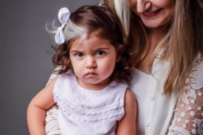 Дівчинка з сивим волоссям