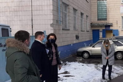 Марина Порошенко біля центру реабілітації для людей з інвалідністю