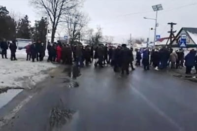Перекрили дорогу