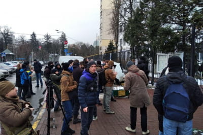 Сутички під будівлею телеканалу