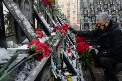 Петр Порошенко во время почтения памяти Героев Небесной Сотни