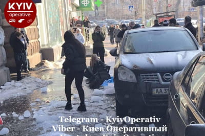Лед упал на женщину
